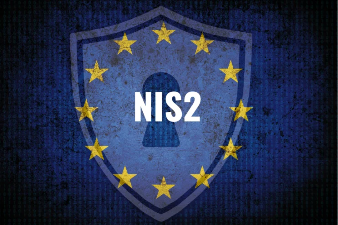 Niebieska tarcza ochronna z gwiazdami flagi Unii Europejskiej i napisem "NIS2" na ciemnym tle, symbolizująca dyrektywę NIS 2 dotyczącą cyberbezpieczeństwa.